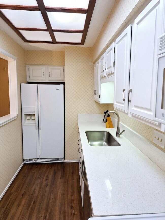 Building Photo - 921 Marine Dr