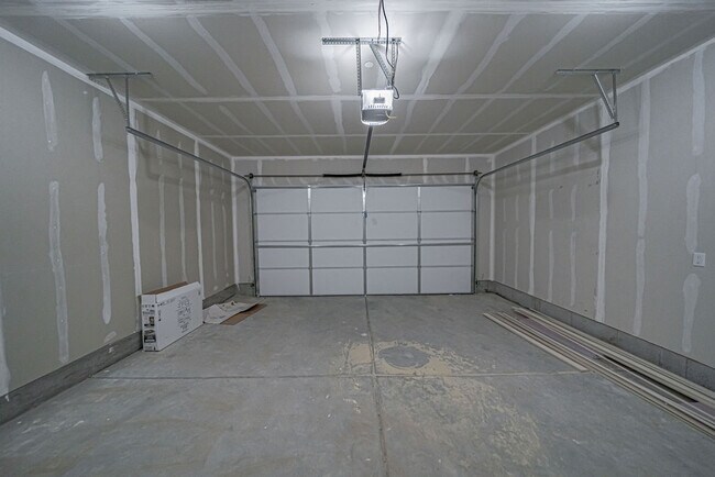 Building Photo - 2988 Huntshire Ave