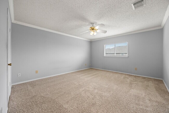 Building Photo - Beautiful 3 bed 2 bath single story, corne...