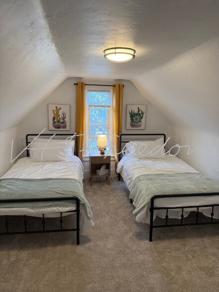 Building Photo - 826 7th Ave N