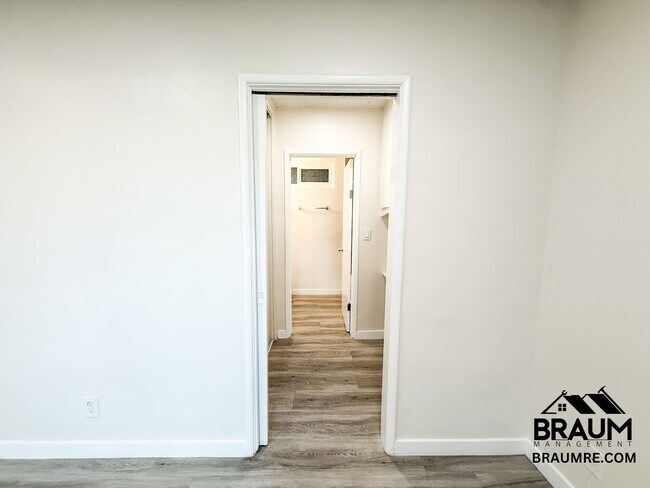 Building Photo - 15546 Vanowen St