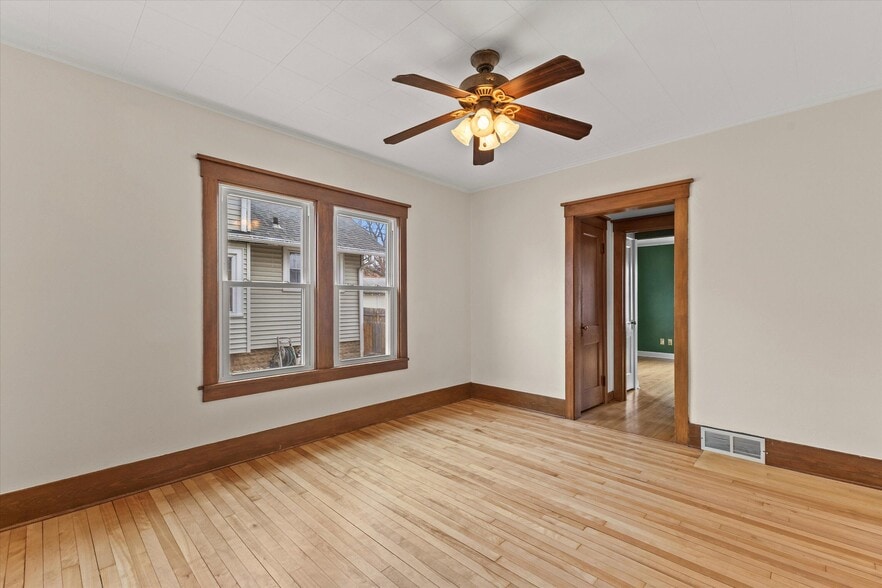 Building Photo - 137 W Newhall Ave