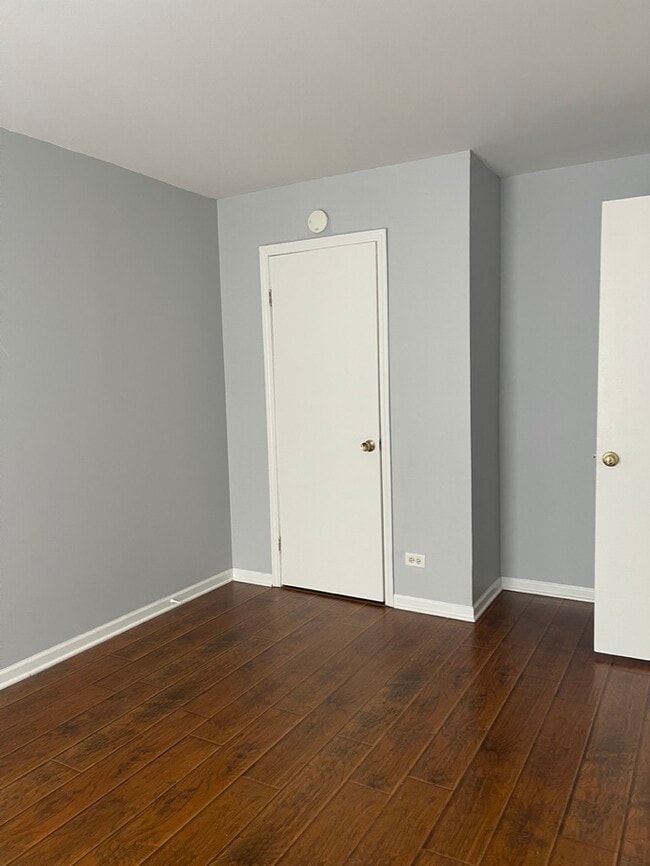 Building Photo - 423 James Ct