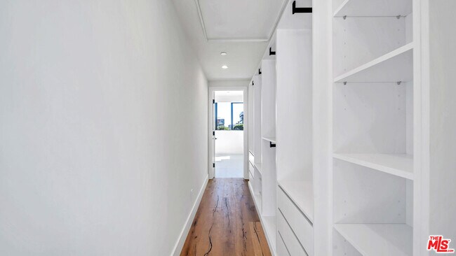 Building Photo - 1123 N Formosa Ave