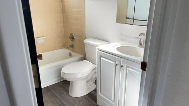 Building Photo - Modern 2-Bedroom Duplex with New Kitchen &...