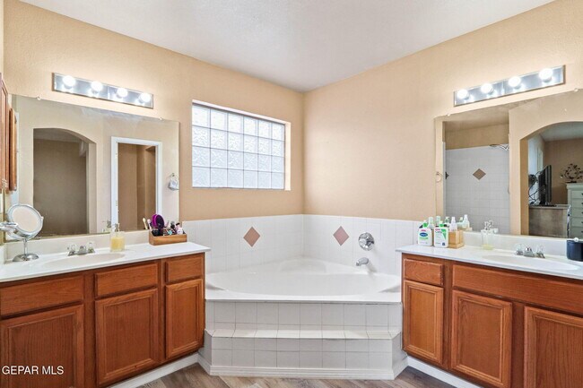 Building Photo - 12564 Paseo Alegre Dr