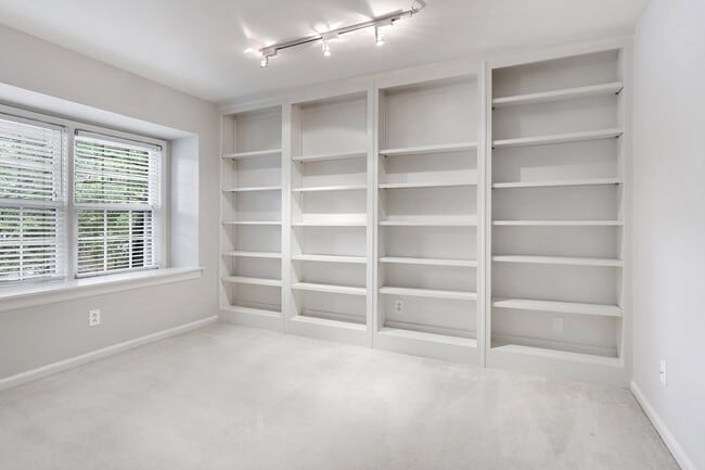 Building Photo - 60 Chaumont Square NW