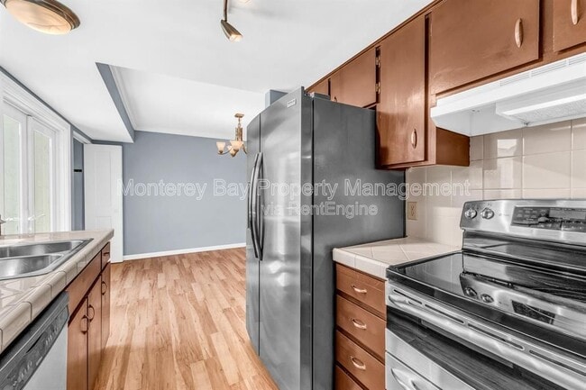 Building Photo - 3137 Seacrest Ave