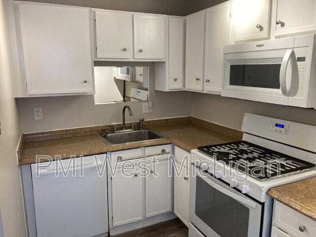 Building Photo - 5864 Shaw St
