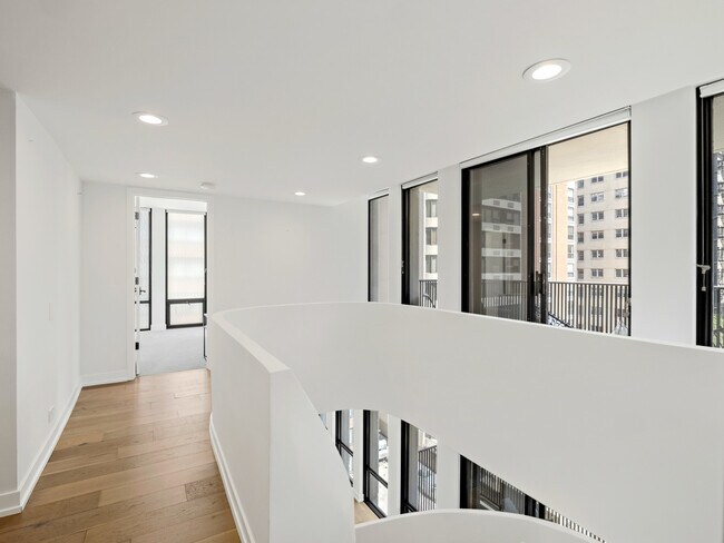 Building Photo - 200 E Delaware Pl