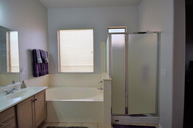 Building Photo - 483 W Carob Dr