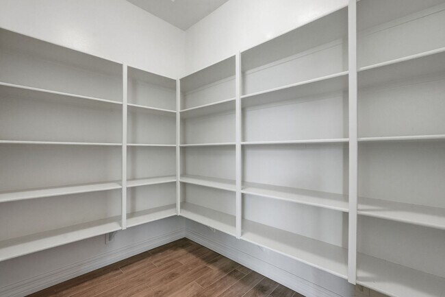 Building Photo - Gated Community Amazing ameneties