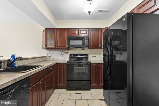 Building Photo - 3811 Ernst Dr