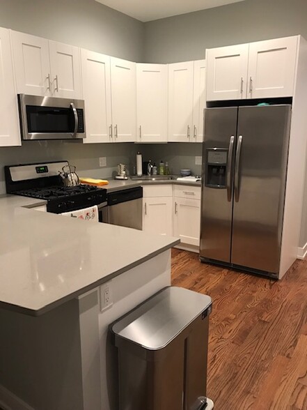 condo quality kitchen - 2232 N Kenmore Ave