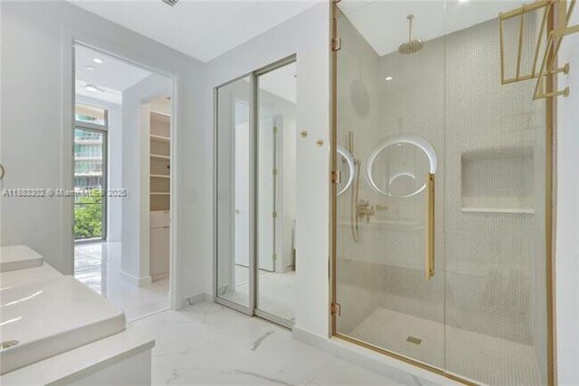 Building Photo - 2655 S Bayshore Dr