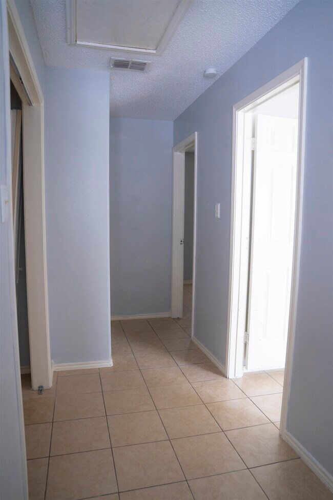 Building Photo - 311 Soria Dr