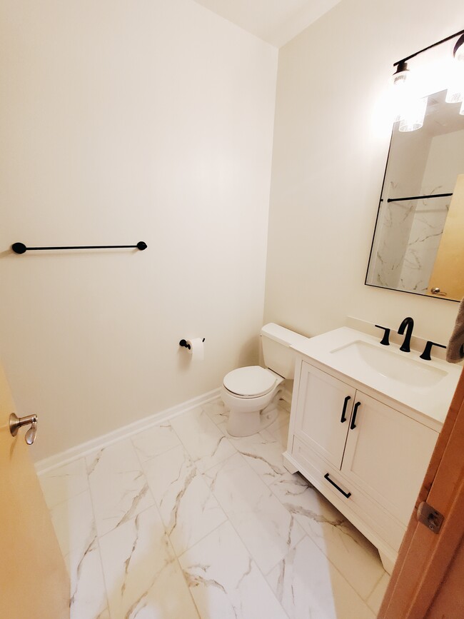 Building Photo - Stunning 1BED/1BATH Third Ward Condo