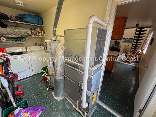 Building Photo - AVAILABLE AUGUST - Charming Cottage in Los...