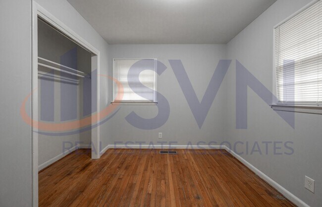 Building Photo - Refreshed 3 Bedroom / 2.5 Bath Ranch Style Home in Parkwood Neighborhood!