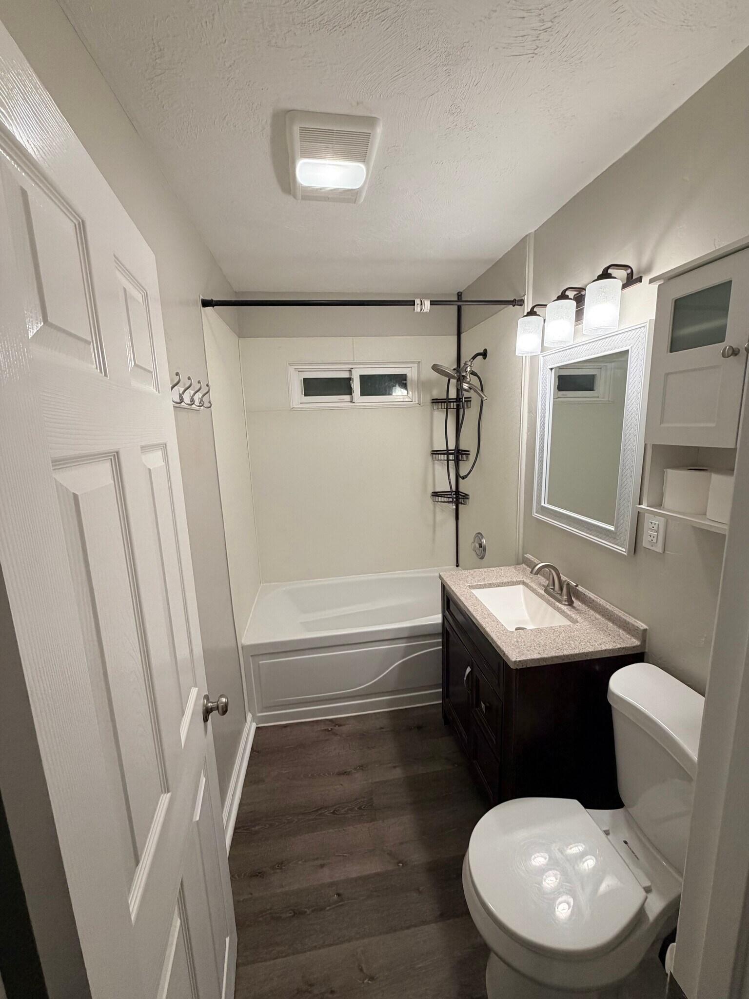 Building Photo - 933 E 13th St