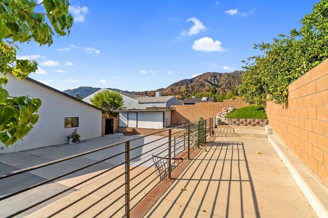 Building Photo - Modern and Spacious 4 Bed + 2.5 Bath Home