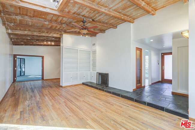 Building Photo - 15511 Woodcrest Dr