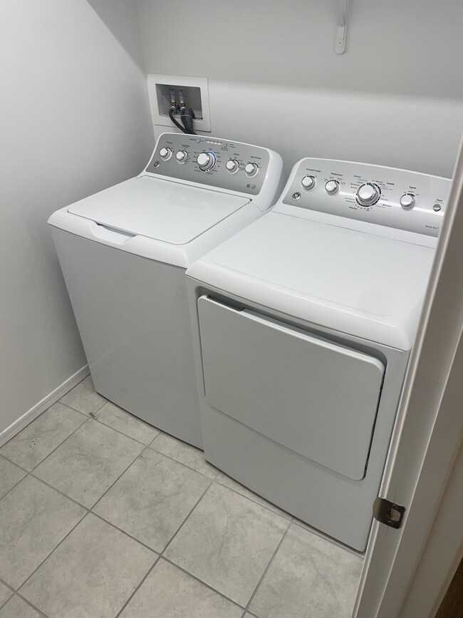 Washer/ dryer - 11797 E Becker Dr