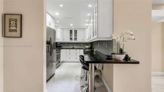 Building Photo - 3140 S Ocean Dr