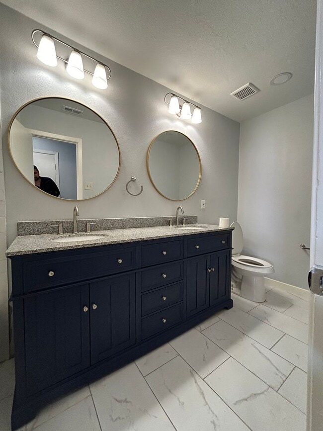 Building Photo - 2750 Ridgewood St