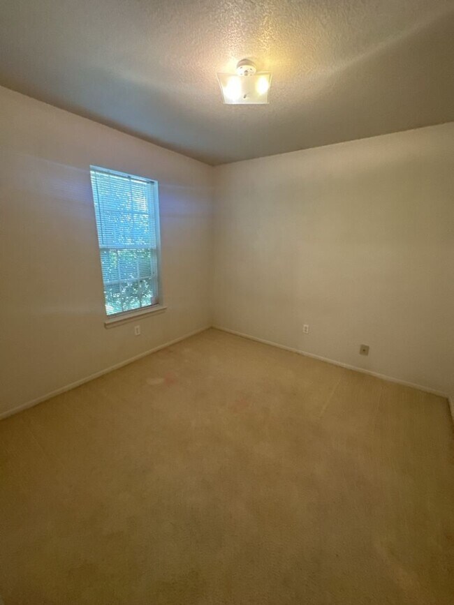 Building Photo - 3bd/2ba Single-Family Home on Amethyst Dr!