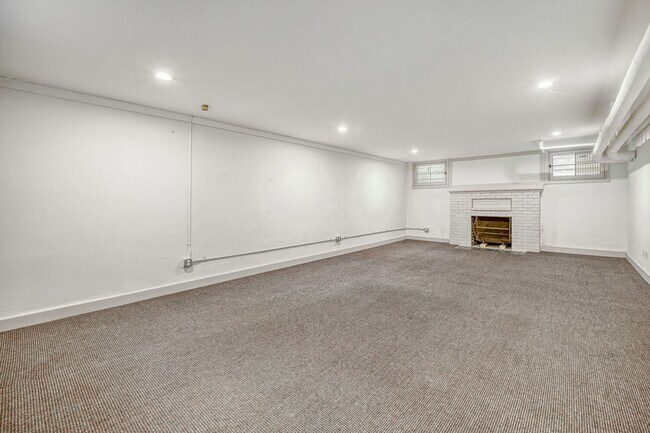 Building Photo - Capitol Hill Home