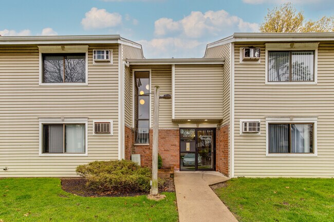 Building Photo - 2200 Bayside Dr