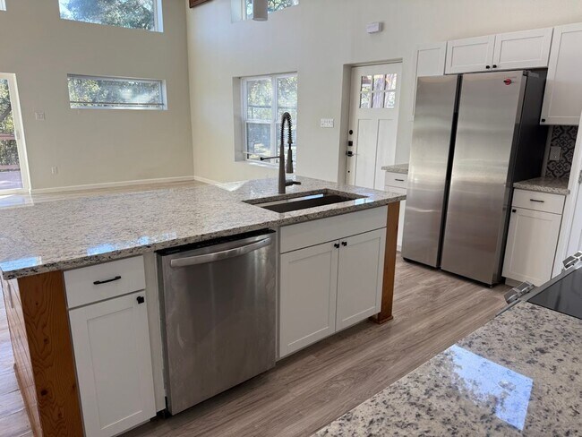 Building Photo - NEW ON MARKET