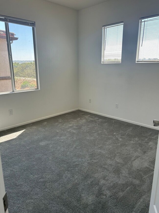 Building Photo - 4BR/2.5BA Townhouse with a view