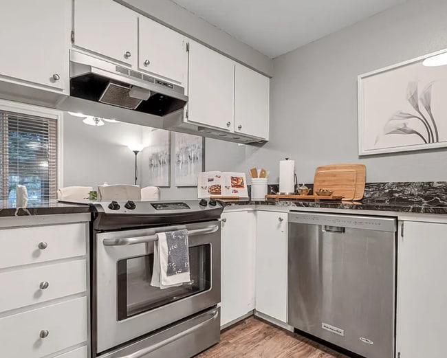 Building Photo - Charming Updated Ground-Floor 2 Bed - 1 Ba...