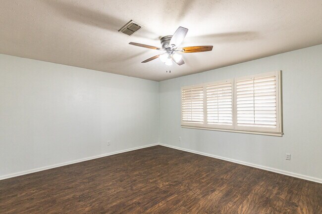 Building Photo - Charming 3 bedroom 2 bathroom