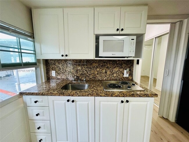 Building Photo - 880 SE 4th Pl