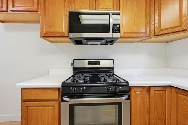 Building Photo - 5130 N River Rd