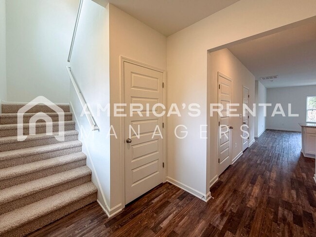 Building Photo - Modern Two Story Living in Doss Ferry - Available NOW!!