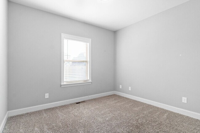 Building Photo - 5 Bedroom in Farmington Subdivision!