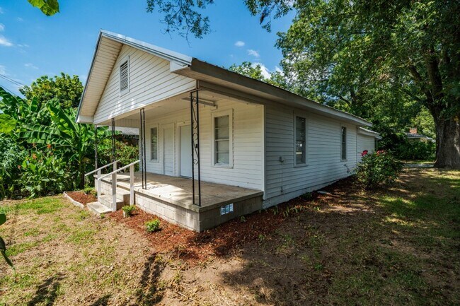 Building Photo - ? Adorable Bungalow Home in Highly Desirab...