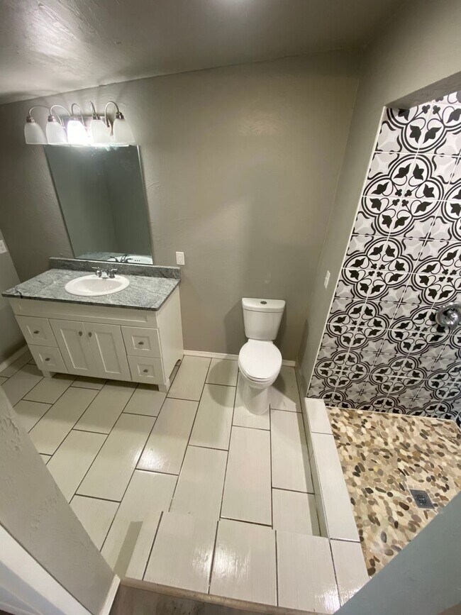 Building Photo - Gorgeous 3 Bed, 2 Bath Home with Modern Up...