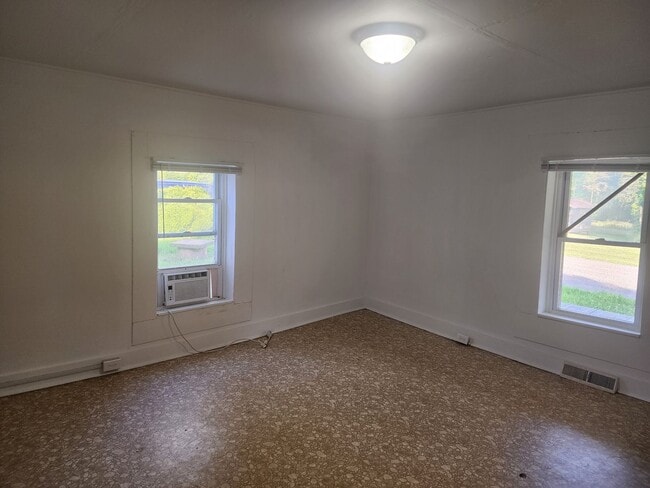 Building Photo - 2 Bed 1 Bath House Siloam Community