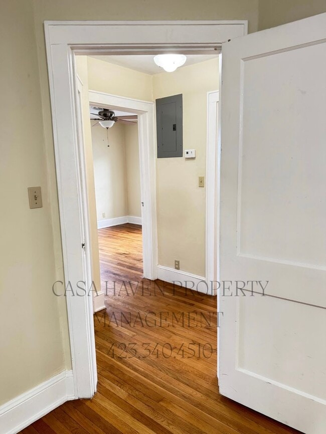 Building Photo - Charming 2 Bed 1 Bath in the Tree Streets!