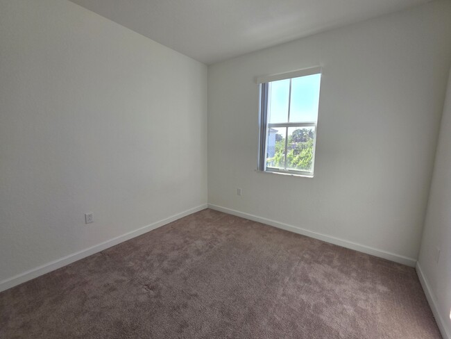 Building Photo - 2420 NW 131st Cir