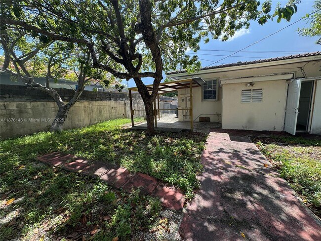 Building Photo - 713 SW 44th Ct