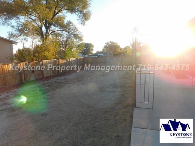 Building Photo - Pueblo West Rancher with Beautiful Views! ...