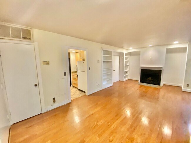 Building Photo - Dupont Circle 1 Bedroom Charmer with Patio...