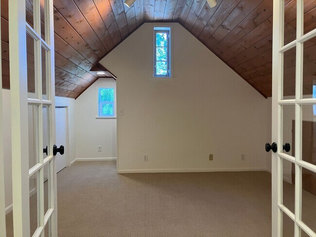 Building Photo - Charming Three Bedroom Home in Central Salem