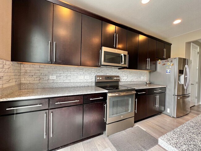 Building Photo - Spacious 5 Bed 3.5 Bath with Modern Upgrades!